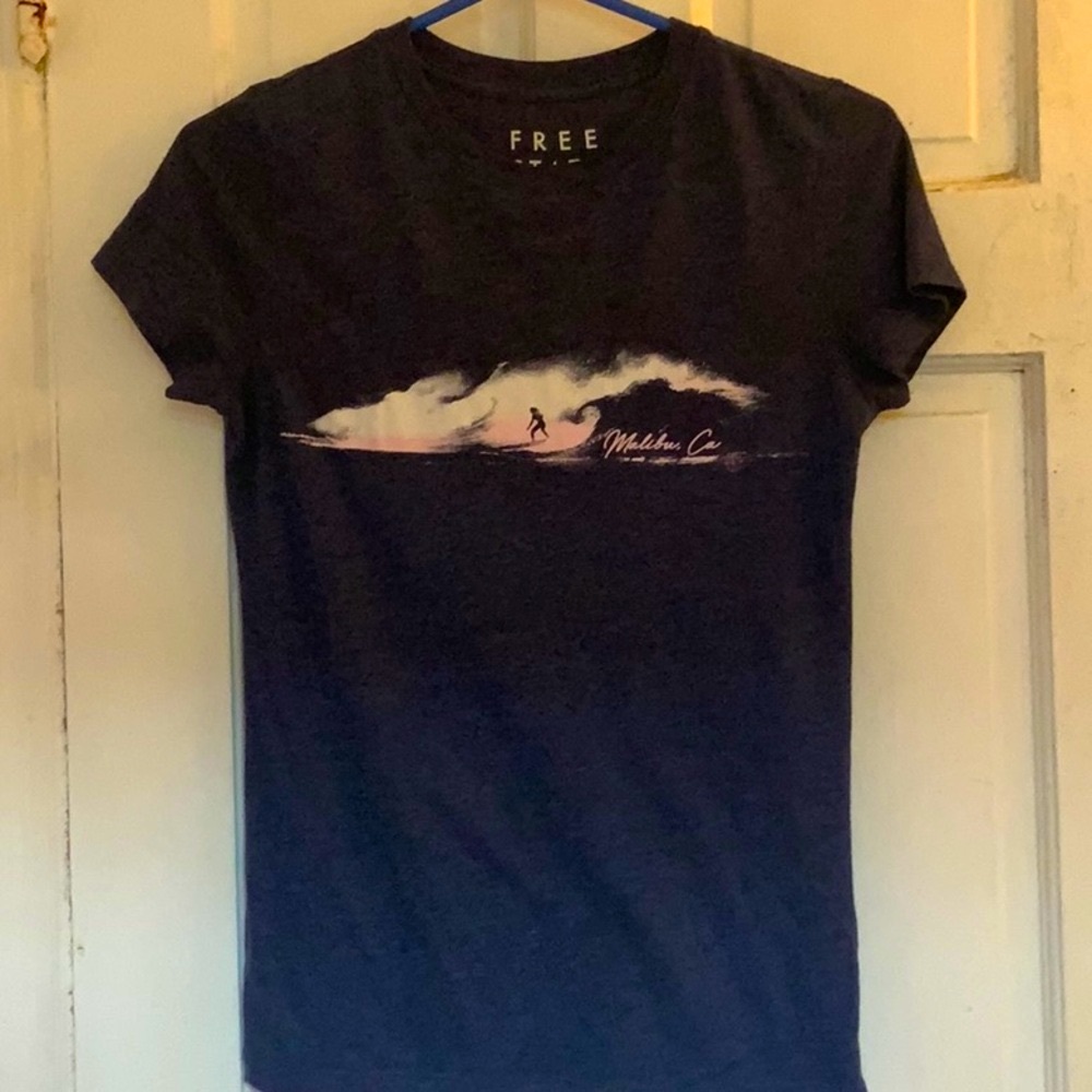 Free State junior’s Dark Blue Surf Graphic Tee in size medium